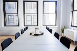 会議で反対意見を伝えるための英語フレーズは？